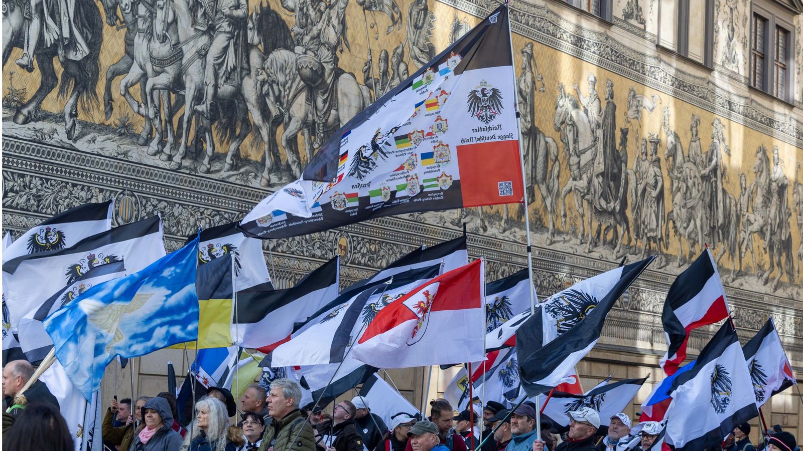 Mehrere hundert Teilnehmer einer Demonstration ziehen mit Flaggen vom Königreich Preußen(schwarz-weiß-schwarz mit Adler) über die Augustusstraße am Fürstenzug in Dresden vorbei (Foto vom 28. Oktober 2023)Foto: dpa/Daniel Schäfer Mehrere hundert Teilnehmer einer Demonstration ziehen mit Flaggen vom Königreich Preußen(schwarz-weiß-schwarz mit Adler) über die Augustusstraße am Fürstenzug in Dresden vorbei (Foto vom 28. Oktober 2023)Foto: dpa/Daniel Schäfer