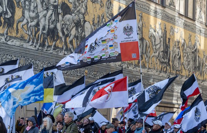 Mehrere hundert Teilnehmer einer Demonstration ziehen mit Flaggen vom Königreich Preußen(schwarz-weiß-schwarz mit Adler) über die Augustusstraße am Fürstenzug in Dresden vorbei (Foto vom 28. Oktober 2023)<span class='image-autor'>Foto: dpa/Daniel Schäfer</span>