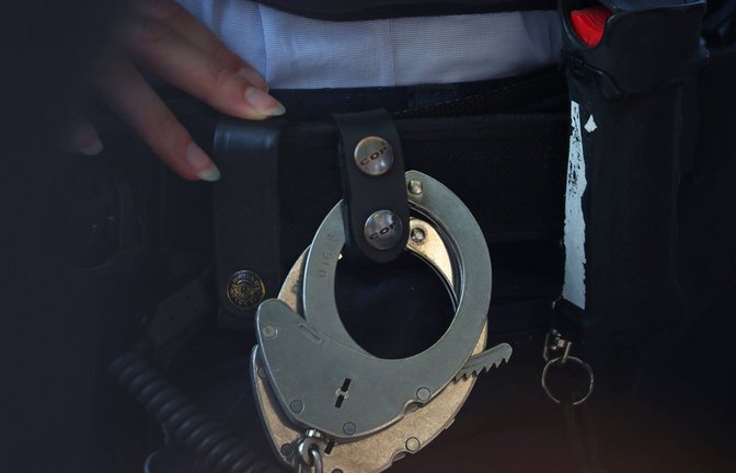 Einen der drei mutmaßlichen Diebe konnte die Polizei festnehmen, nachdem er von Zeugen festgehalten worden war (Symbolfoto).<span class='image-autor'>Foto: IMAGO/Maximilian Koch</span>