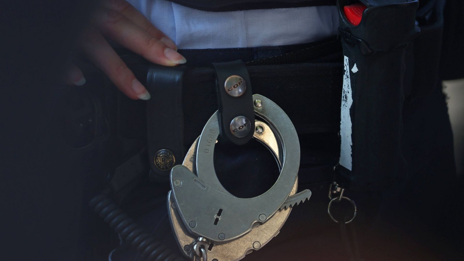 Einen der drei mutmaßlichen Diebe konnte die Polizei festnehmen, nachdem er von Zeugen festgehalten worden war (Symbolfoto).Foto: IMAGO/Maximilian Koch Einen der drei mutmaßlichen Diebe konnte die Polizei festnehmen, nachdem er von Zeugen festgehalten worden war (Symbolfoto).Foto: IMAGO/Maximilian Koch
