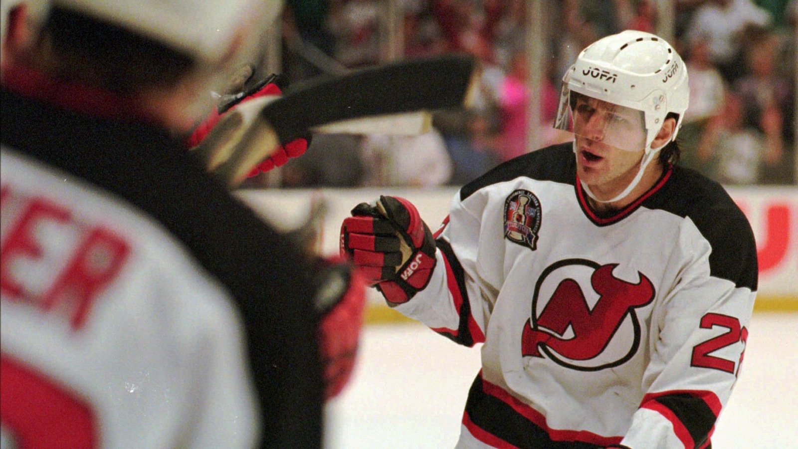 Claude Lemieux spielte in seiner Karriere auch für die New Jersey Devils. (Archivbild)Foto: BILL KOSTROUN/AP/dpa Claude Lemieux spielte in seiner Karriere auch für die New Jersey Devils. (Archivbild)Foto: BILL KOSTROUN/AP/dpa