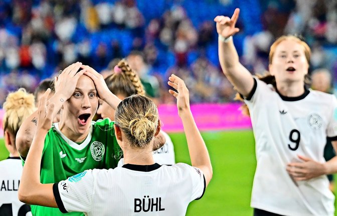 Die Freude über den Einzug ins Halbfinale ist groß im deutschen Team um Torhüterin „Anne“ Berger.<span class='image-autor'>Foto: Sebastian Gollnow/dpa</span>