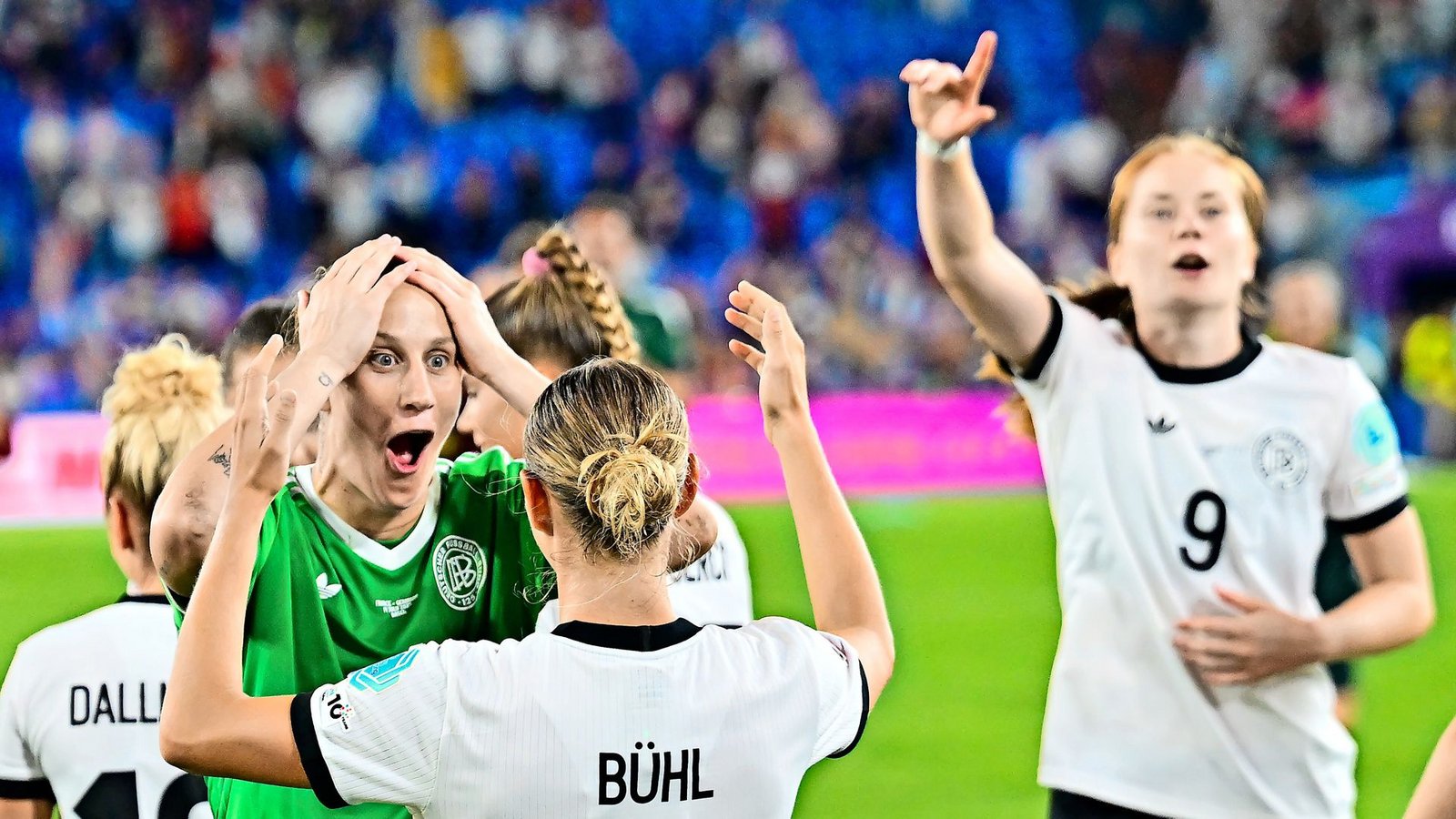 Die Freude über den Einzug ins Halbfinale ist groß im deutschen Team um Torhüterin „Anne“ Berger.Foto: Sebastian Gollnow/dpa Die Freude über den Einzug ins Halbfinale ist groß im deutschen Team um Torhüterin „Anne“ Berger.Foto: Sebastian Gollnow/dpa