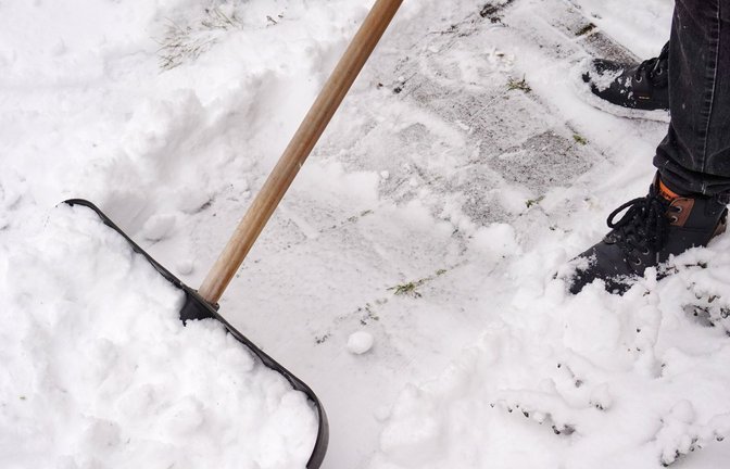So schön Schnee und Eiskristalle auch sind, bringt die weiße Pracht auch unangenehme Seiten und gewisse Pflichten mit sich. Schneeräumen ist so eine.<span class='image-autor'>Foto: Imago/Chromorange</span>