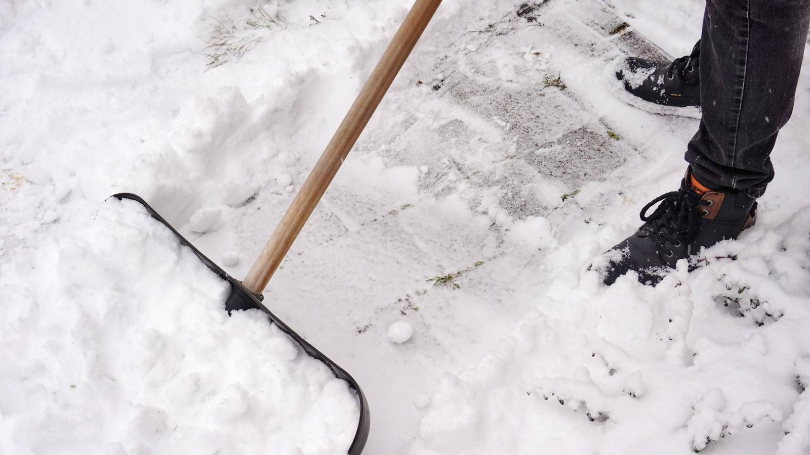 So schön Schnee und Eiskristalle auch sind, bringt die weiße Pracht auch unangenehme Seiten und gewisse Pflichten mit sich. Schneeräumen ist so eine.Foto: Imago/Chromorange So schön Schnee und Eiskristalle auch sind, bringt die weiße Pracht auch unangenehme Seiten und gewisse Pflichten mit sich. Schneeräumen ist so eine.Foto: Imago/Chromorange