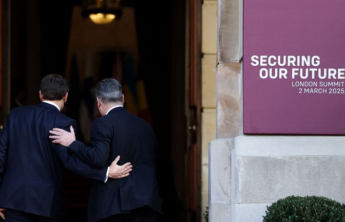Der britische Premier Keir Starmer (re.) begrüßt den französischen Präsidenten Emmanuel Macron.<span class='image-autor'>Foto: AFP/TOBY MELVILLE</span>