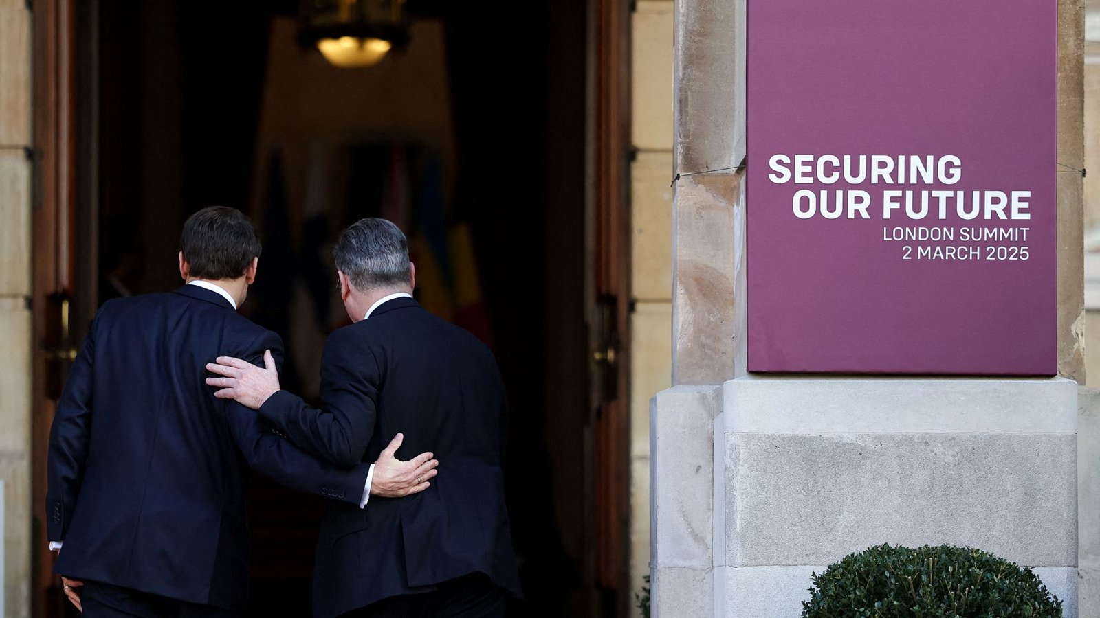 Der britische Premier Keir Starmer (re.) begrüßt den französischen Präsidenten Emmanuel Macron.Foto: AFP/TOBY MELVILLE