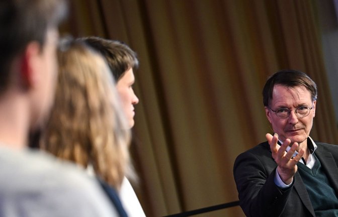 Karl Lauterbach diskutierte mit Schülern des Berliner Käthe-Kollwitz-Gymnasiums.<span class='image-autor'>Foto: dpa/Britta Pedersen</span>