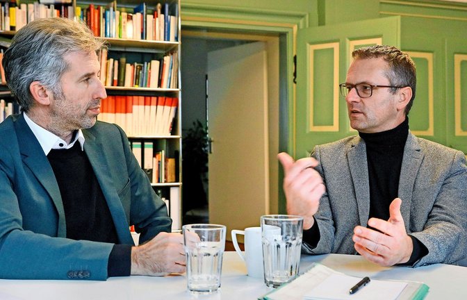 Nicht immer einer Meinung: Der Tübinger OB Boris Palmer (links) und Stephan Neher, Rathauschef in Rottenburg, diskutieren über die deutsche Asylpolitik.<span class='image-autor'>Foto: Horst Haas</span>