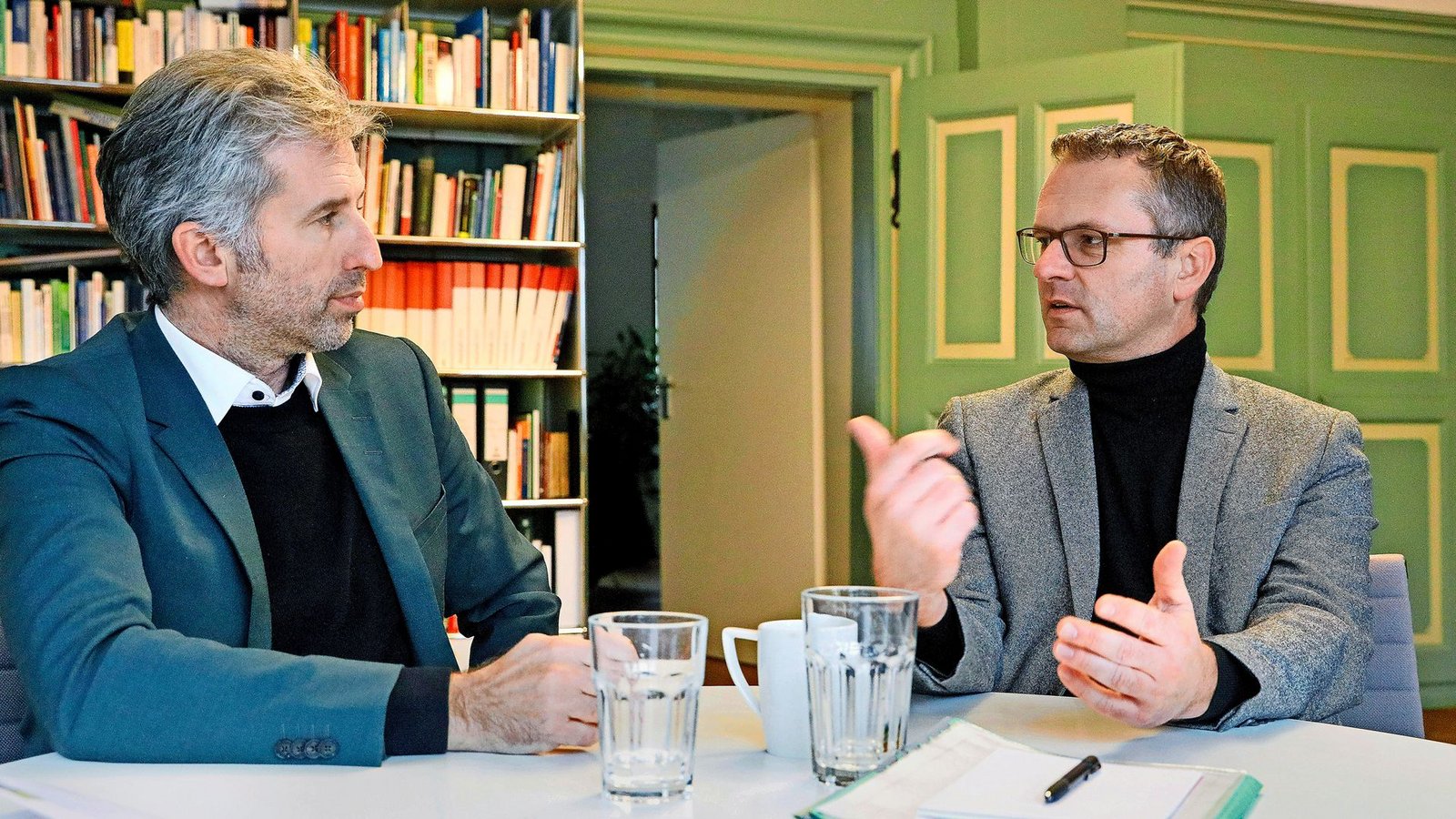 Nicht immer einer Meinung: Der Tübinger OB Boris Palmer (links) und Stephan Neher, Rathauschef in Rottenburg, diskutieren über die deutsche Asylpolitik.Foto: Horst Haas
