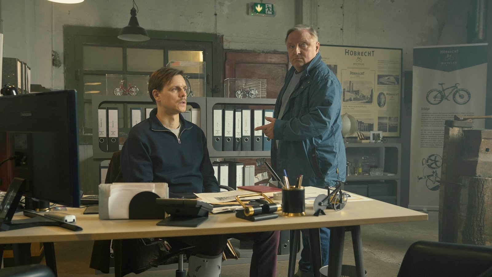 Kommissar Thiel (Axel Prahl, r.) hat noch einige Fragen an den Juniorchef Konstantin Hobrecht (Franz Hartwig, l.).Foto: WDR/Frank Dicks Kommissar Thiel (Axel Prahl, r.) hat noch einige Fragen an den Juniorchef Konstantin Hobrecht (Franz Hartwig, l.).Foto: WDR/Frank Dicks