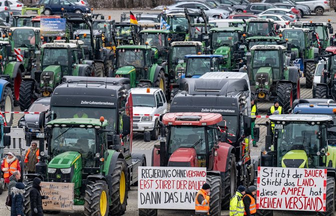 Am Montag protestierten in ganz Deutschland Landwirte gegen die Sparpläne der Bundesregierung.<span class='image-autor'>Foto: dpa/Armin Weigel</span>