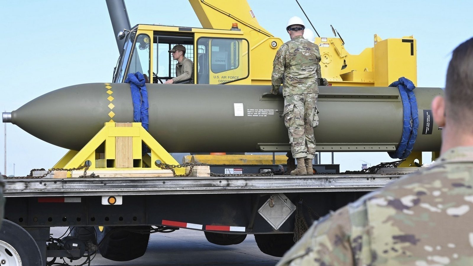 Mehrere dieser tief in der Erde gebaute Bunker brechende Bomben vom Typ GBU-57 warfen die USA über drei Nuklearanlagen im Iran ab.Foto: US Air Force/dpa Mehrere dieser tief in der Erde gebaute Bunker brechende Bomben vom Typ GBU-57 warfen die USA über drei Nuklearanlagen im Iran ab.Foto: US Air Force/dpa