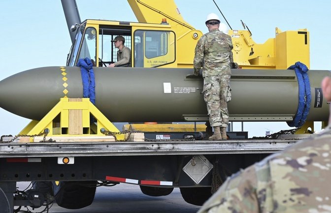 Mehrere dieser tief in der Erde gebaute Bunker brechende Bomben vom Typ GBU-57 warfen die USA über drei Nuklearanlagen im Iran ab.<span class='image-autor'>Foto: US Air Force/dpa</span>