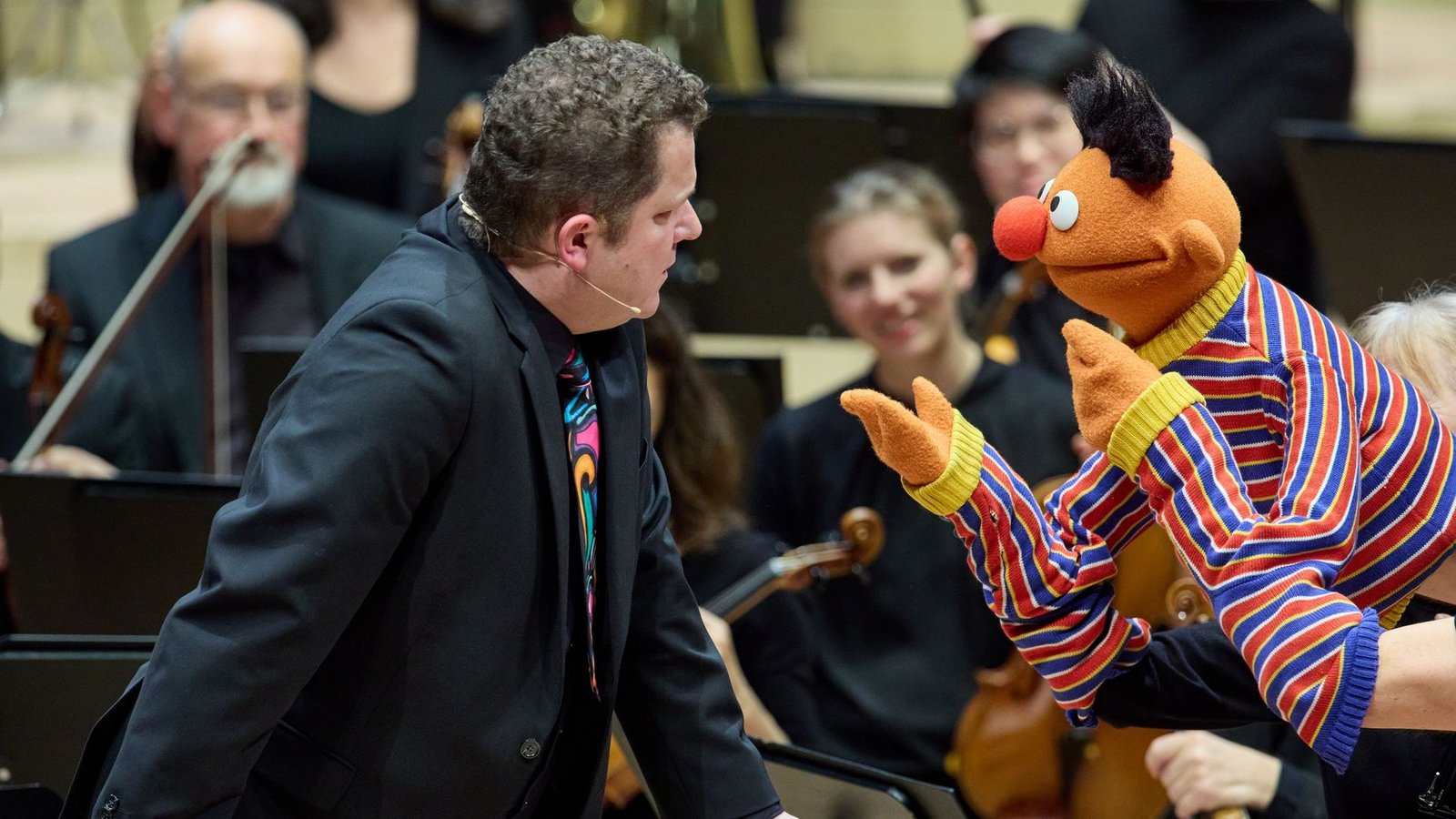 Dirigent David Claessen im Gespräch mit Ernie während des Familienkonzerts im Großen Saal der Elbphilharmonie.Foto: Georg Wendt/dpa
