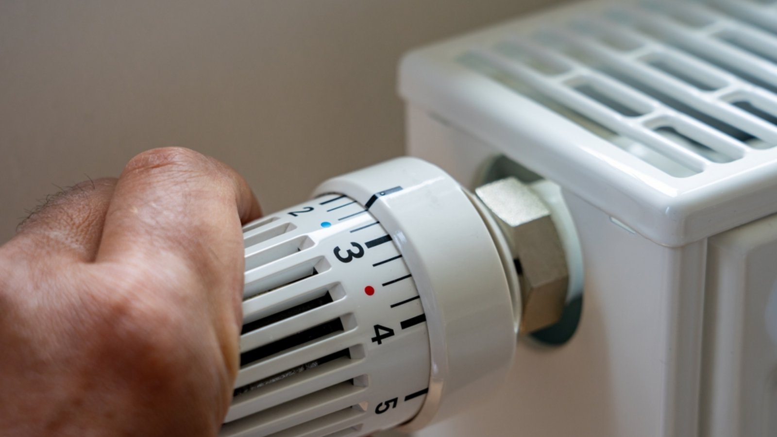 Kann man die Heizung im Dezember getrost aufdrehen?Foto: Frank Lambert / shutterstock.com