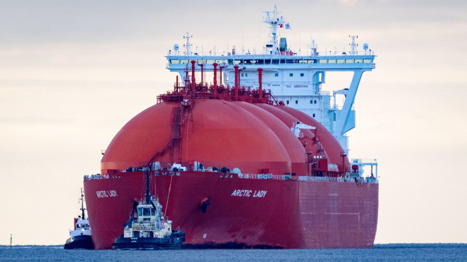 Ein LNG-Tanker transportiert eine Ladung LNG zum Energie-Terminal vor dem Hafen Mukran. (Archivbild)Foto: dpa/Stefan Sauer Ein LNG-Tanker transportiert eine Ladung LNG zum Energie-Terminal vor dem Hafen Mukran. (Archivbild)Foto: dpa/Stefan Sauer