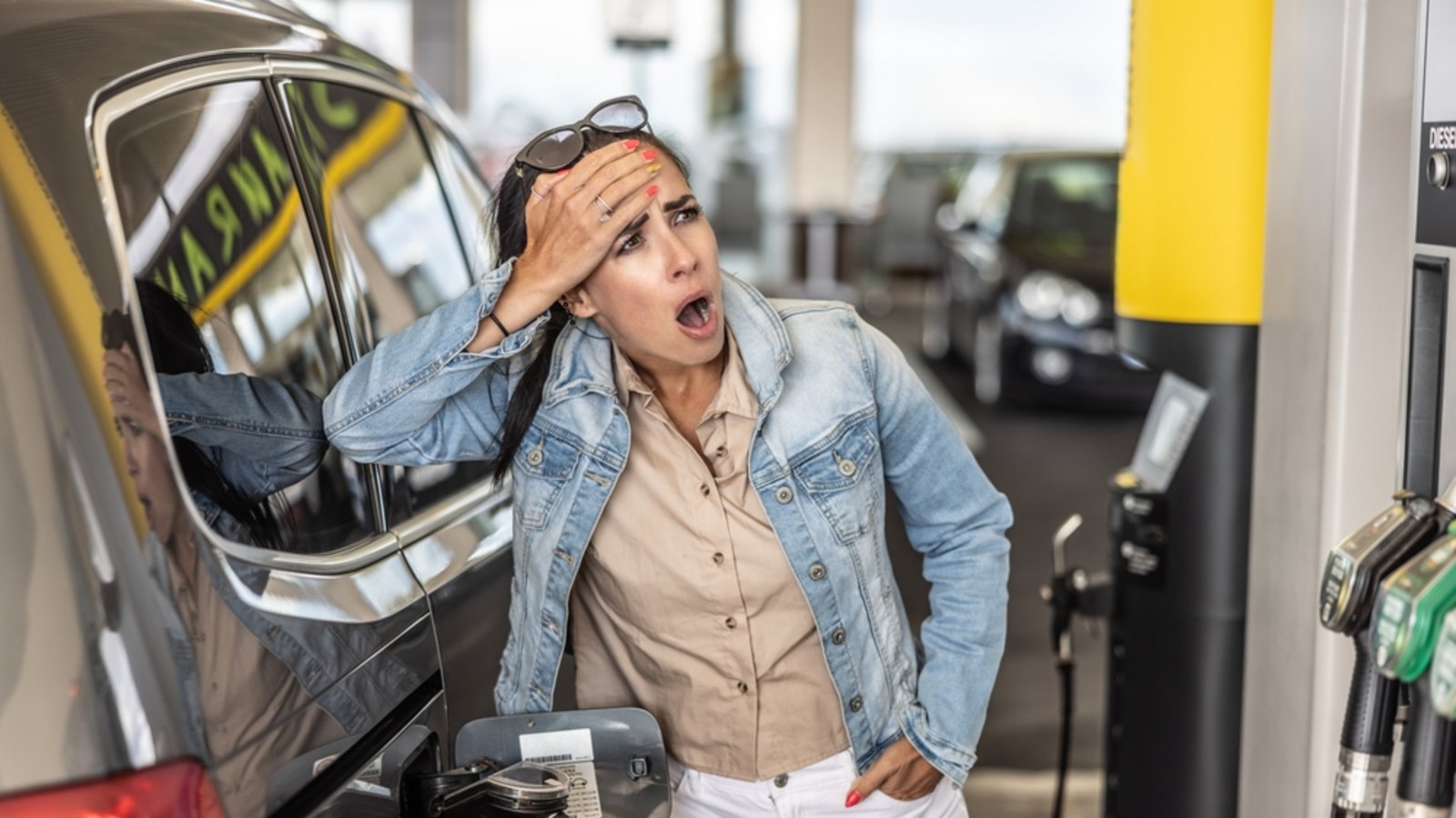 Erfahren Sie, warum Benzin und Diesel aktuell so teuer sind, welche Faktoren die Preise beeinflussen und wie Sie beim Tanken sparen können.Foto: Marian Weyo / Shutterstock.com Erfahren Sie, warum Benzin und Diesel aktuell so teuer sind, welche Faktoren die Preise beeinflussen und wie Sie beim Tanken sparen können.Foto: Marian Weyo / Shutterstock.com