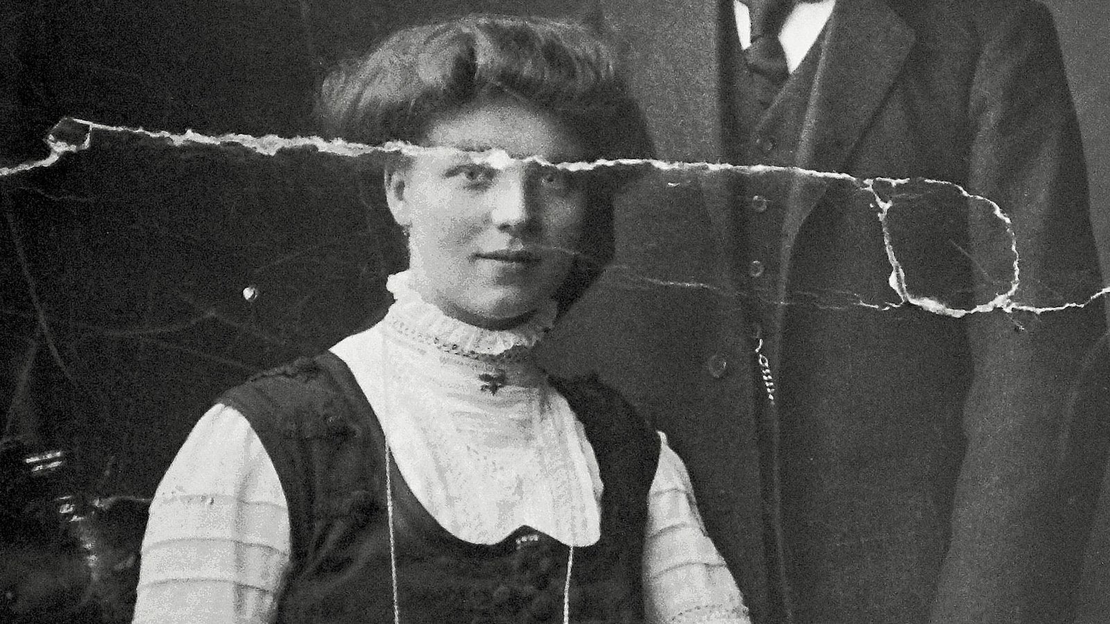 Eines der wenige Fotos in Familienbesitz ist das Hochzeitsfoto von Maria W.Foto: Sybille Oßwald-Bargende Eines der wenige Fotos in Familienbesitz ist das Hochzeitsfoto von Maria W.Foto: Sybille Oßwald-Bargende