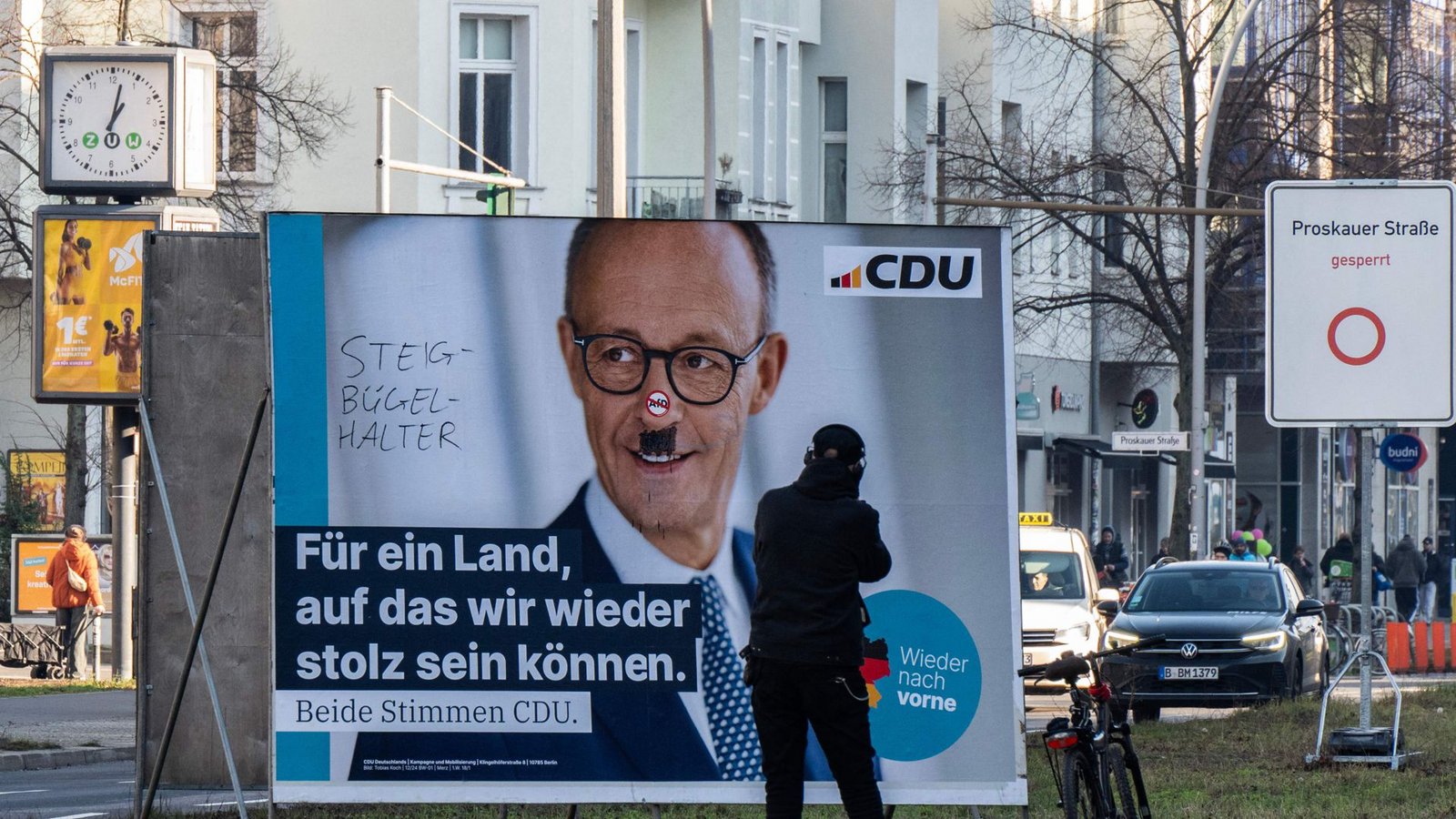 Mit Schmierereien verunziertes Wahlplakat von Friedrich Merz.Foto: AFP/JOHN MACDOUGALL