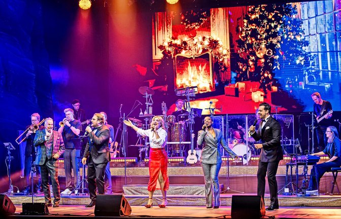 Vorne die Musicalstars, hinten eine LED-Wand, die das Stage-Apollo-Theater zur Weihnachtsstube macht.<span class='image-autor'>Foto: Iris Steger</span>