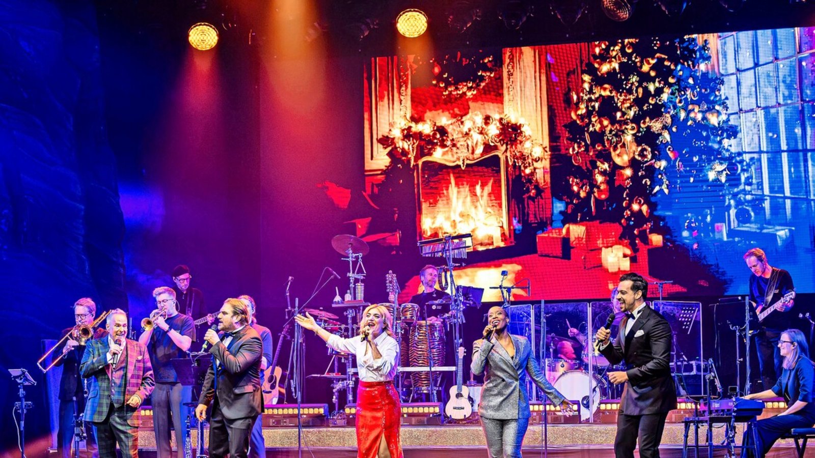 Vorne die Musicalstars, hinten eine LED-Wand, die das Stage-Apollo-Theater zur Weihnachtsstube macht.Foto: Iris Steger Vorne die Musicalstars, hinten eine LED-Wand, die das Stage-Apollo-Theater zur Weihnachtsstube macht.Foto: Iris Steger