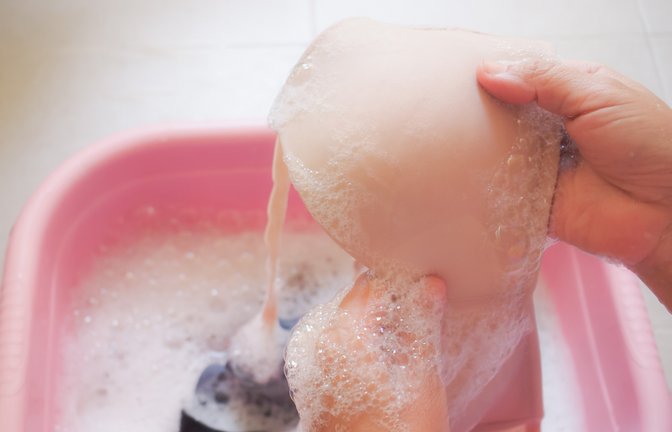 Die Handwäsche ist meist schonender als die Maschinenwäsche.<span class='image-autor'>Foto: DUANGJAN J / shutterstock.com</span>