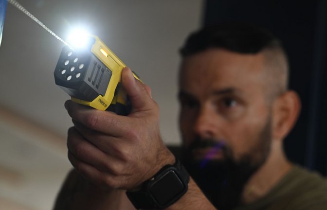 Die Polizei BW testet 2026 den Taser.<span class='image-autor'>Foto: Marijan Murat/dpa/Marijan Murat</span>