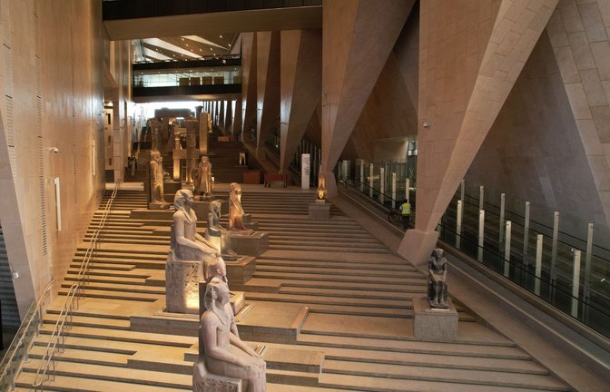 Die große Treppe führt durch vier Epochen im Alten Ägypten.<span class='image-autor'>Foto: Grand Egyptian Museum</span>