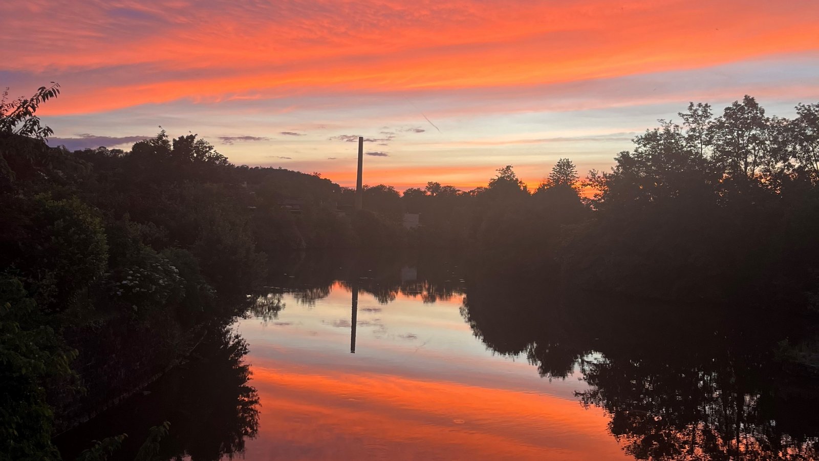 Dieses Abendrot über der Enz mit Blick zum Häcker-Areal hat Ursula Pfeiffer festgehalten. Dieses Abendrot über der Enz mit Blick zum Häcker-Areal hat Ursula Pfeiffer festgehalten.
