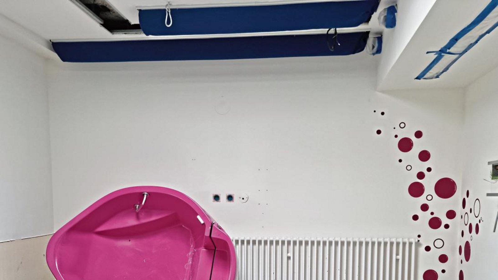 Die Abbrucharbeiten im alten Kreißsaal des RKH Krankenhauses Mühlacker sind in vollem Gange. Fotos: Kliniken Die Abbrucharbeiten im alten Kreißsaal des RKH Krankenhauses Mühlacker sind in vollem Gange. Fotos: Kliniken