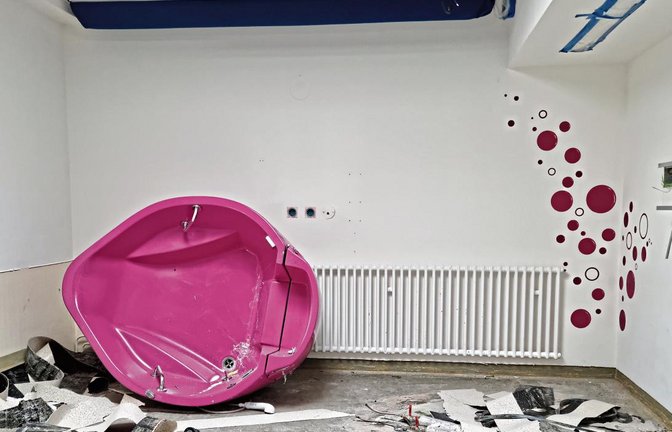 Die Abbrucharbeiten im alten Kreißsaal des RKH Krankenhauses Mühlacker sind in vollem Gange. Fotos: Kliniken