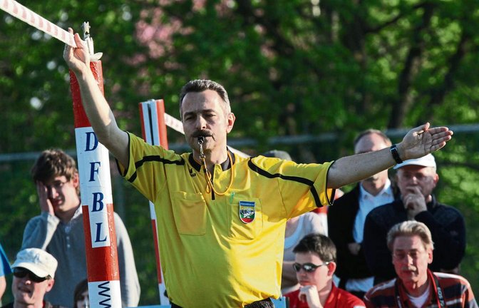 Als Schiedsrichter ist Werner Blechschmidt im April 2010 unter den Kaltenstein zurückgekehrt, um dort das Länderspiel zwischen Deutschland und der Schweiz zu leiten. Fotos: Archiv/Küppers