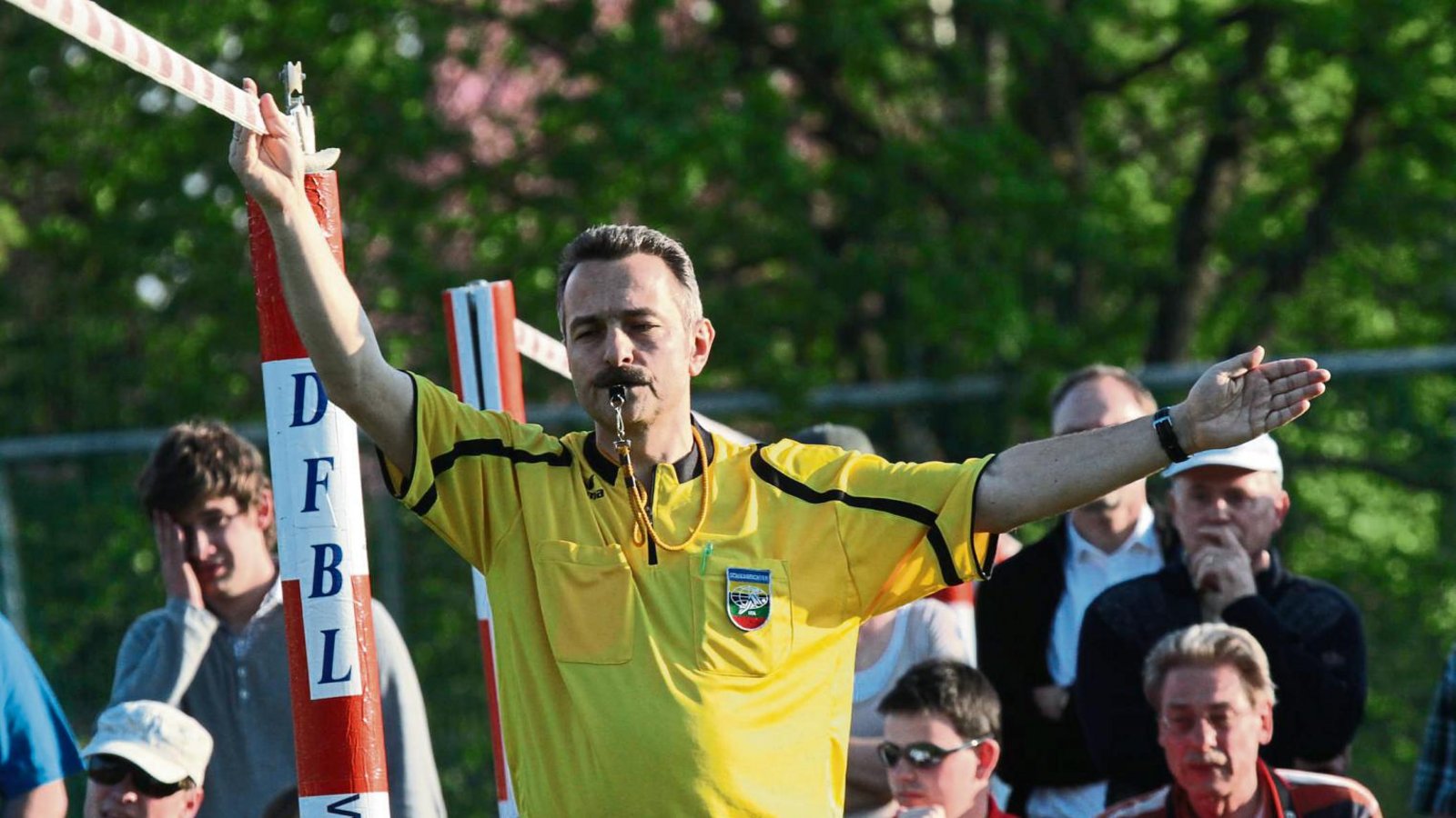 Als Schiedsrichter ist Werner Blechschmidt im April 2010 unter den Kaltenstein zurückgekehrt, um dort das Länderspiel zwischen Deutschland und der Schweiz zu leiten. Fotos: Archiv/Küppers