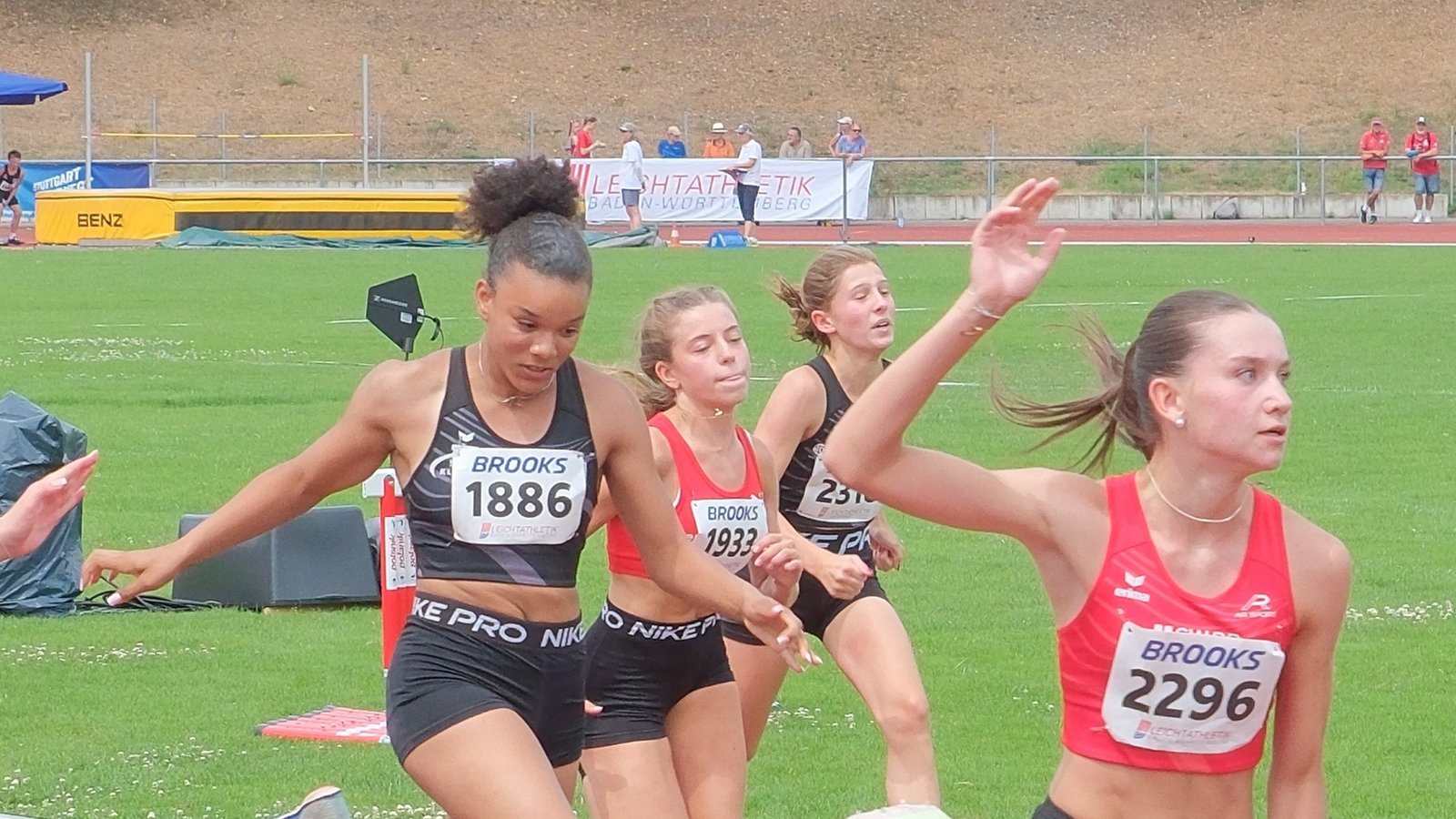 Kira Reinhertz (rechts) von der LG Neckar-Enz sichert sich nicht nur über die 100 Meter den Titel, sondern stellt auch über 80 Meter Hürden einen neuen Rekord auf. Foto: privat