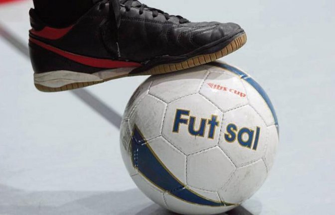 Der sprungreduzierte und etwas schwerere Ball fördert einen technisch sauberen und taktisch durchdachten Hallenfußball. Foto: Baumann