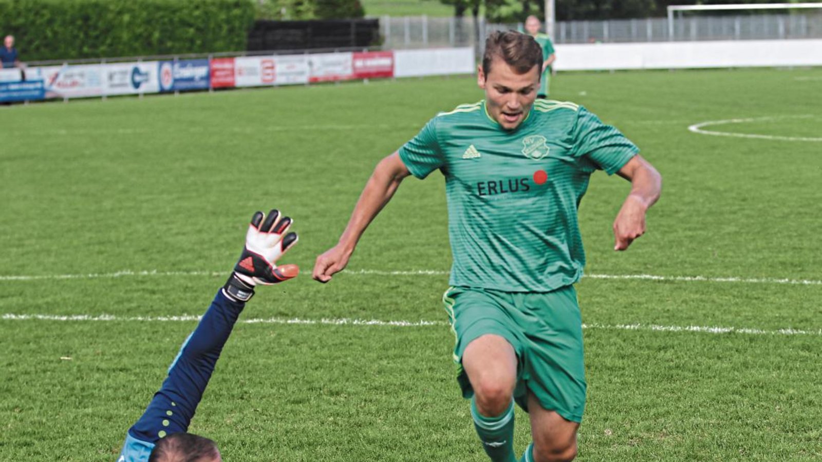 Steffen Weeber (rechts) lässt Kleinglattbachs Torwart Rocco Velardi aussteigen. Doch bevor der Mittelfeldspieler des SV Iptingen abschließen kann, wird er von hinten umgerempelt. Den Elfmeter verwandelt Bastian Werthwein kurz vor der Pause zum 3:1. Foto: Nachreiner