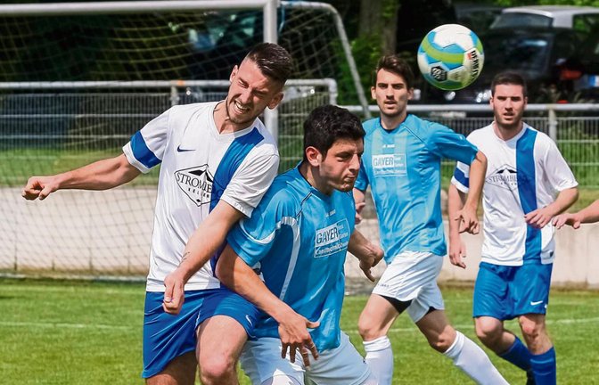 Tayfun Kaya (TSV Bönnigheim, links) klärt per Kopf gegen den Nussdorfer Sinan Yilmaz. Foto: Simecek