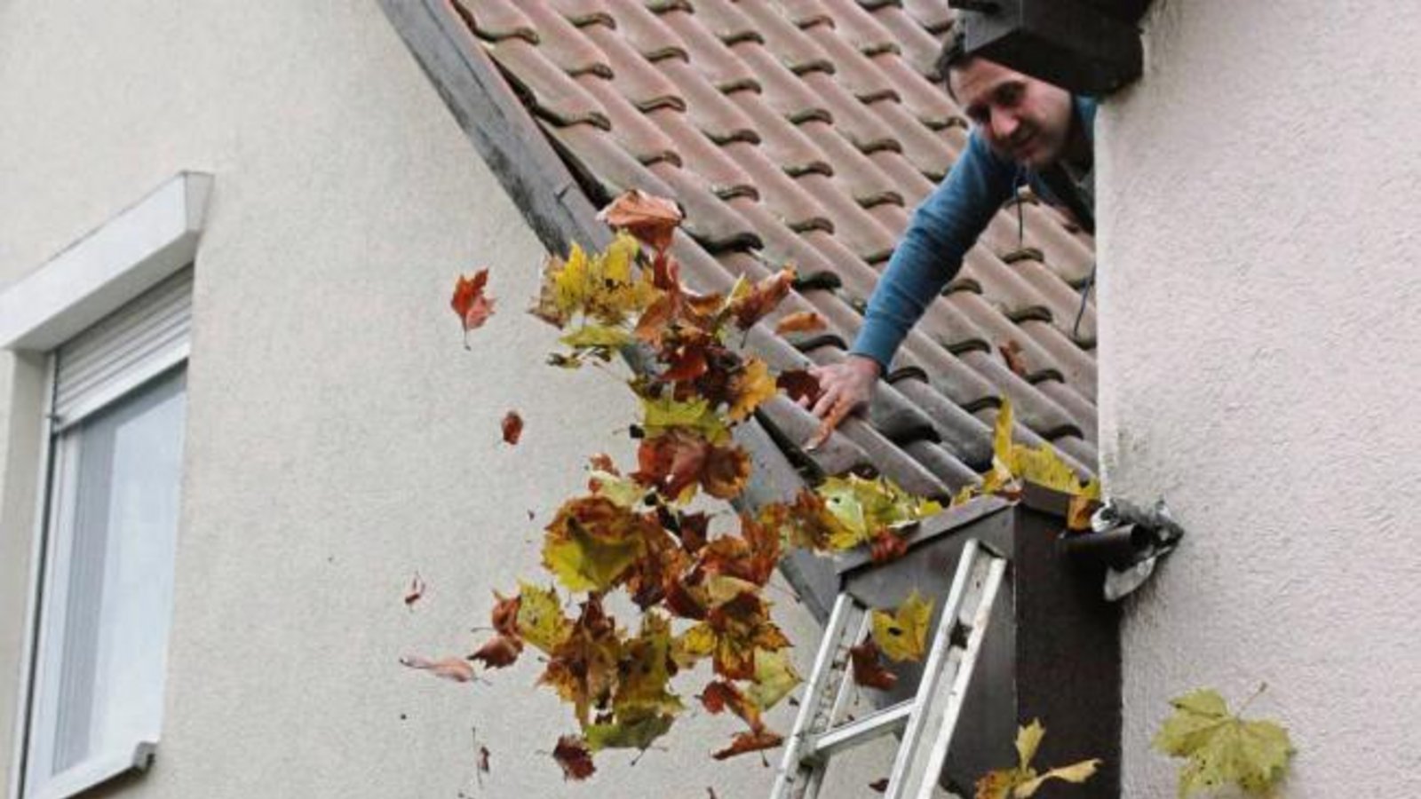 Einsatz auf dem Dach in Vaihingen: Raus mit dem Laub aus der Dachrinne! Foto: Arning