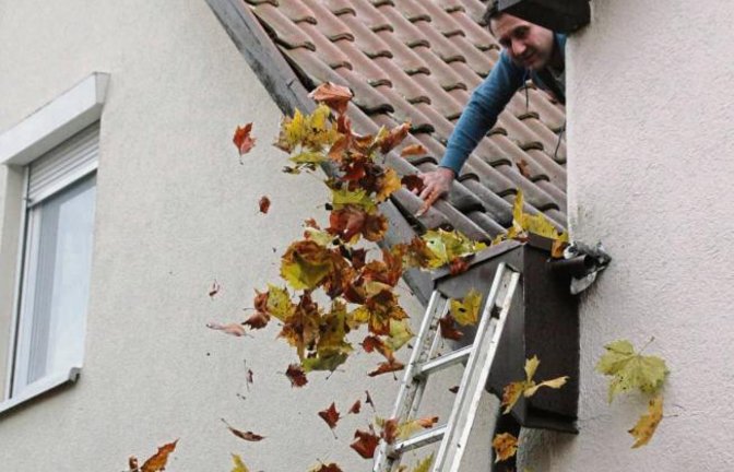 Einsatz auf dem Dach in Vaihingen: Raus mit dem Laub aus der Dachrinne! Foto: Arning