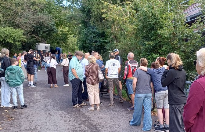 Vor der Alpaka-Farm in Ensingen versammeln sich am Montag Unterstützer.  <span class='image-autor'>Fotos: Rücker</span>