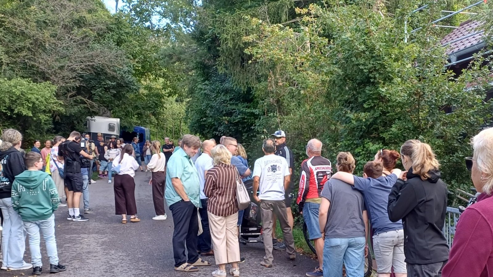 Vor der Alpaka-Farm in Ensingen versammeln sich am Montag Unterstützer. Fotos: Rücker Vor der Alpaka-Farm in Ensingen versammeln sich am Montag Unterstützer. Fotos: Rücker