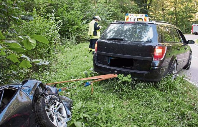 Mit einem Spanngurt sicherte ein Ersthelfer den BMW. Foto: 7aktuell/Buddrick