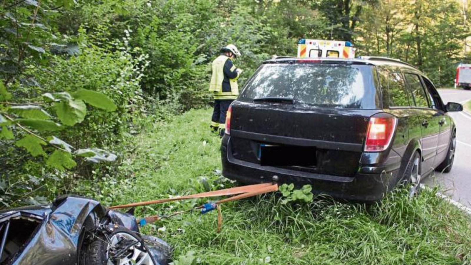 Mit einem Spanngurt sicherte ein Ersthelfer den BMW. Foto: 7aktuell/Buddrick Mit einem Spanngurt sicherte ein Ersthelfer den BMW. Foto: 7aktuell/Buddrick