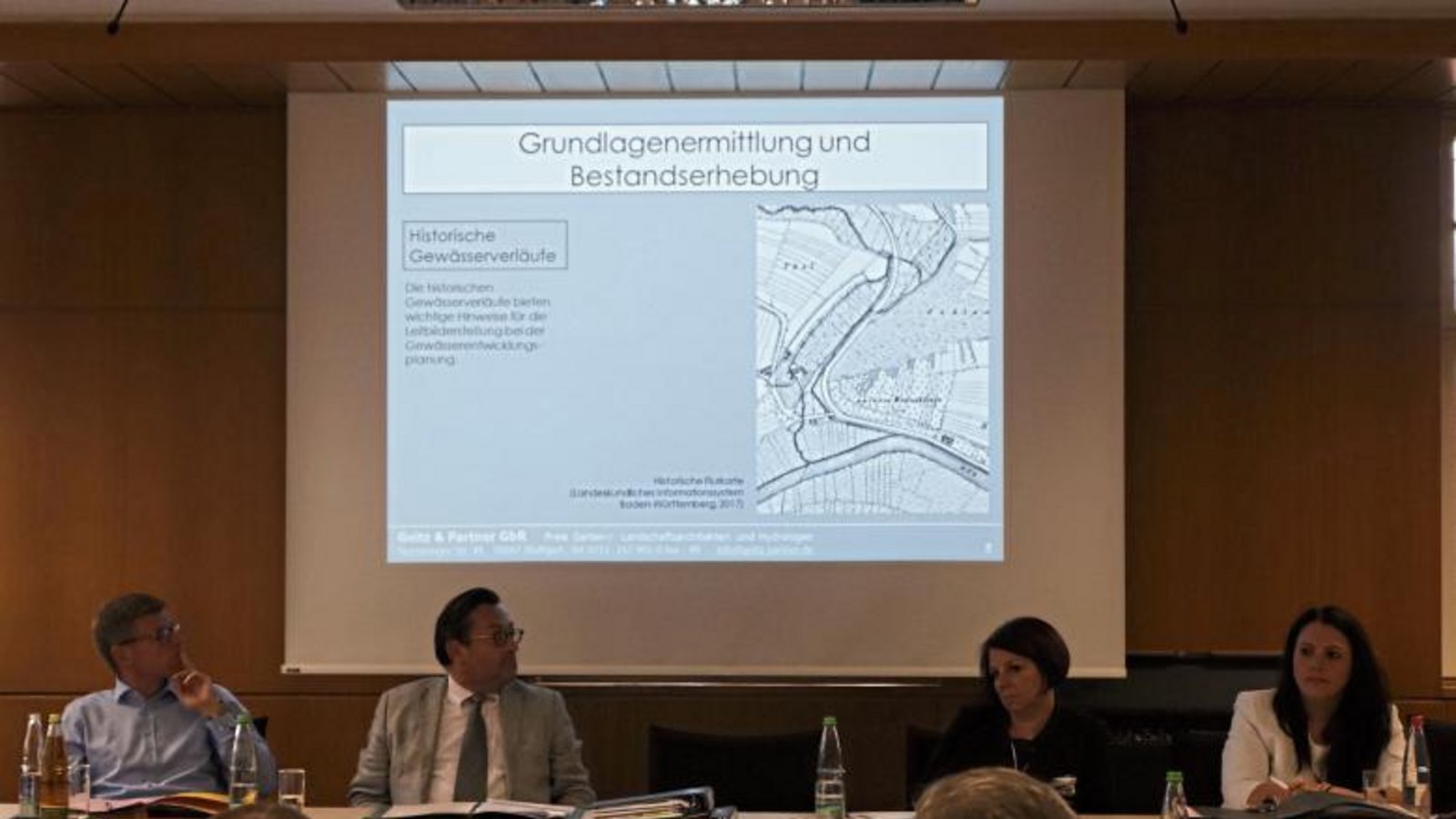 Bei der Sitzung wird gezeigt, dass auch historische Gewässerkarten gesichtet werden.