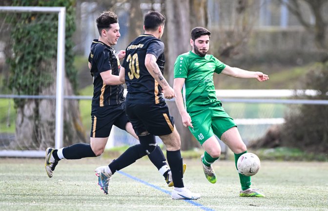 Harun Beldek (grün) vom TSV Kleinglattbach trifft im Auswärtsspiel beim FC Mezopotamya Bietigheim auf zweikampfstarke Gegner. <span class='image-autor'>Foto: Krause</span>