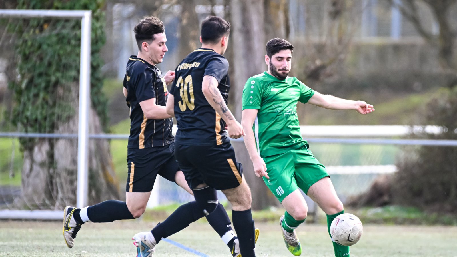 Harun Beldek (grün) vom TSV Kleinglattbach trifft im Auswärtsspiel beim FC Mezopotamya Bietigheim auf zweikampfstarke Gegner. Foto: Krause Harun Beldek (grün) vom TSV Kleinglattbach trifft im Auswärtsspiel beim FC Mezopotamya Bietigheim auf zweikampfstarke Gegner. Foto: Krause