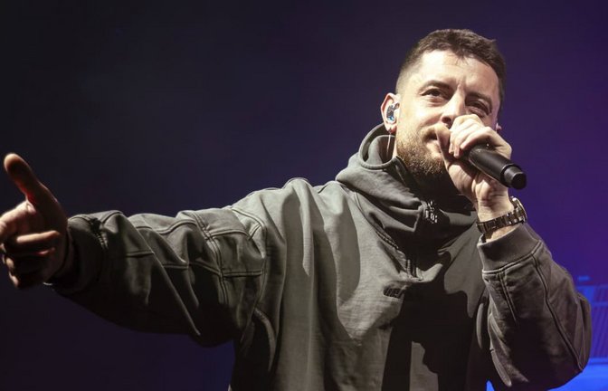 Bausa (hier beim Auftritt vor wenigen Tagen in Berlin) hat am Freitag ein Konzert in der Porsche-Arena gegeben.<span class='image-autor'>IMAGO/imagebroker</span>