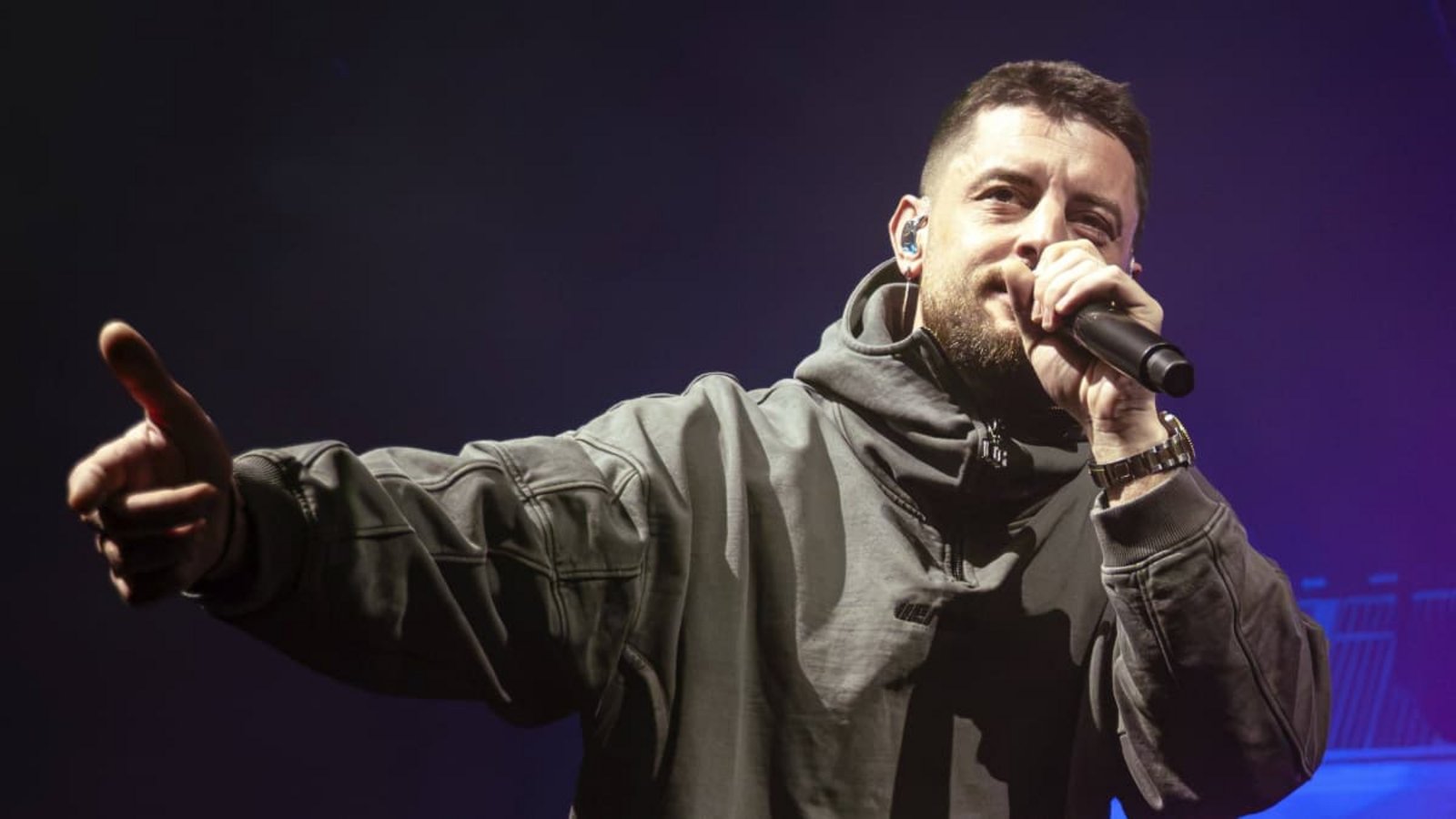 Bausa (hier beim Auftritt vor wenigen Tagen in Berlin) hat am Freitag ein Konzert in der Porsche-Arena gegeben.IMAGO/imagebroker Bausa (hier beim Auftritt vor wenigen Tagen in Berlin) hat am Freitag ein Konzert in der Porsche-Arena gegeben.IMAGO/imagebroker
