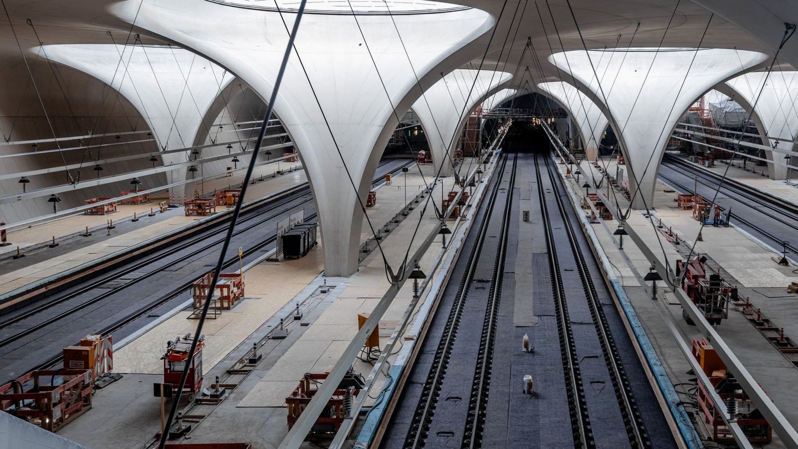In der Halle des neuen Tiefbahnhofs in Stuttgart soll es auch ohne Klimaanlage kühl bleiben, sagt die Bahn in einem Video. Die Zuschauer sind eher skeptisch. (Archivbild)Christoph Schmidt/dpa In der Halle des neuen Tiefbahnhofs in Stuttgart soll es auch ohne Klimaanlage kühl bleiben, sagt die Bahn in einem Video. Die Zuschauer sind eher skeptisch. (Archivbild)Christoph Schmidt/dpa